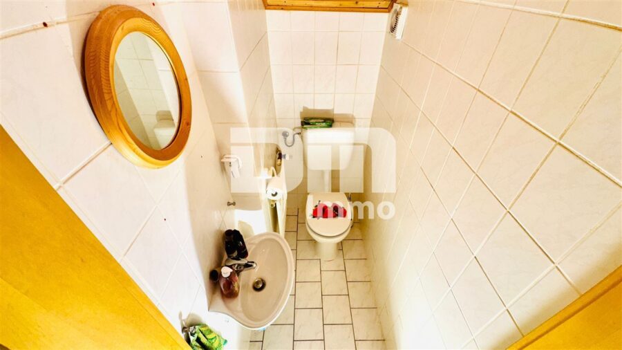 Umfangreich teilsaniertes Dreifamilienhaus mit Garage + PV Anlage und großem Garten - WE3 DG Badezimmer / WC